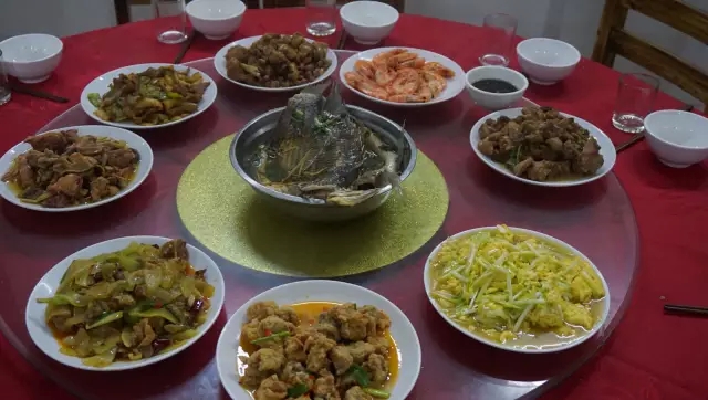 佳肴洋溢歡慶，蛋糕分享甜蜜??！富軒第四季員工生日會感恩來襲......